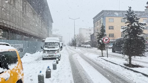 Patnos'ta yoğun kar yağışı ulaşımı felç etti: Sürücüler dikkat!