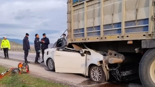 Cenazeye gidiyorlardı! Amasya'da tırın altında kaldılar