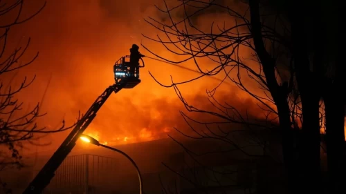 7 katlı binanın çatısı alev alev yandı!