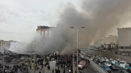 Tahran’daki çarşı alevlere teslim oldu