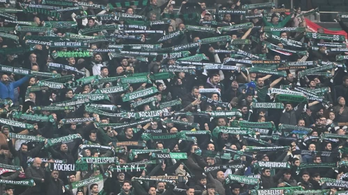 Maçta tribünden düşen Kocaelispor taraftarı kurtarılamadı