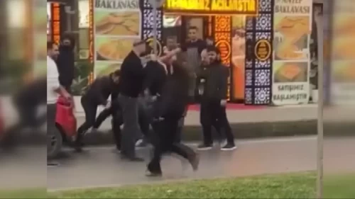 Aralarına aldıkları kişiyi tekme tokat dövdüler