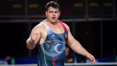 Rıza Kayaalp, mindere altın madalya ile döndü