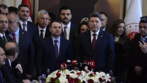 Bakanlıklarda bayrak değişimi