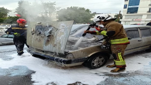 Hatay'da korkutan olay! Park halindeki otomobil alev aldı