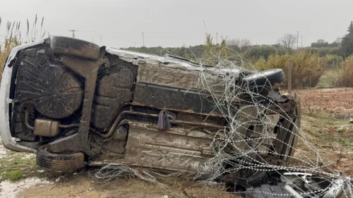 Mersinde ıslak zemin kazaya davetiye çıkardı: Araç şarampole devrildi