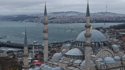 Ramazan-ı Şerif'in müjdecisi mahyalar İstanbul semalarını süslemeye başladı