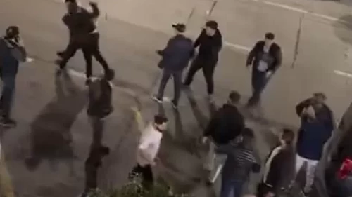 Beylikdüzü’nde arkadaş kavgası kamerada! Tekme ve yumruklar havada uçuştu