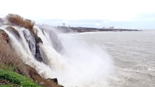Düden şelalesi tersine çağladı, deniz kahverengiye döndü