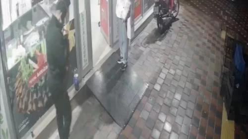 Manisa'da sigara paketini çalan hırsız anbean kamerada