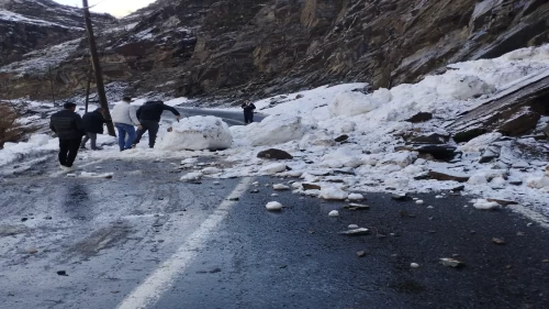 Şırnak'ta çığ düştü! Köy yolları ulaşıma kapandı
