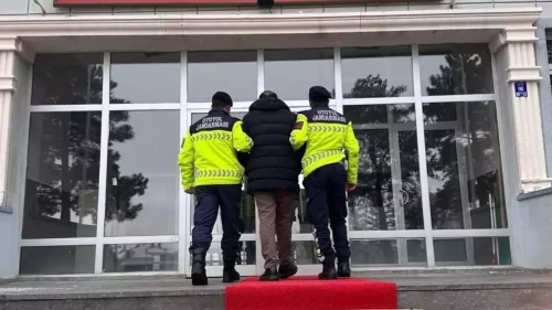 Başkasına ait kimlikle yakalandı