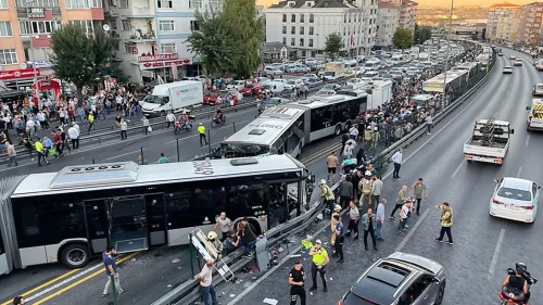 İstanbul Büyükşehir Belediyesi'nin 20 yıl dayanır dediği yol iki yıl dayanmadı! Sürücüler, metrobüslerin sıçrattığı su yüzünden hayatından olabilir!