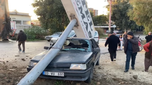 Mersin'de kontrolden çıkan kamyon tabelayı devirdi! Park halindeki araca zarar verdi