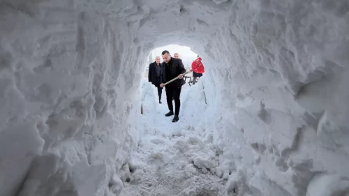 Yüksekova'da esnaf dükkanına kardan tünel açarak giriyor!