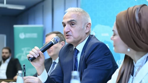 Bakan Ersoy Berlin’de Türkçe öğrenen gençlerle buluştu