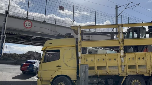 Fatih'te tır üst geçide çarptı