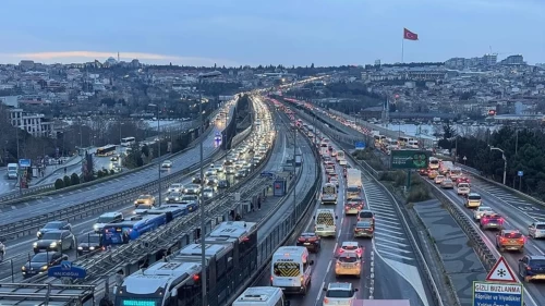 İstanbul trafiği kırmızıya boyandı: Okulların açılmasıyla yoğunluk yüzde 85'e dayandı