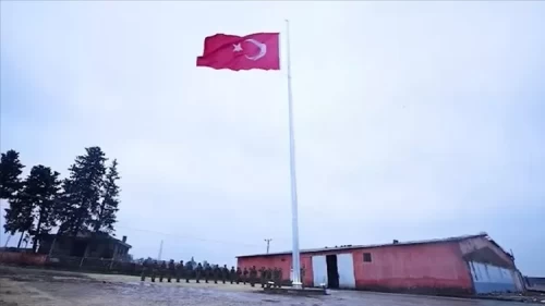 Göğsümüzü kabartan hamle: Mehmetçik o noktaya 30 metrelik dev Türk bayrağını dikti