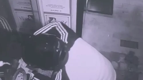 Biri bombayı bantladı, diğeri telefona kaydetti!