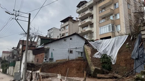 Kocaeli'de yürekler ağıza geldi! İstinat duvarı yıkıldı, 2 bina boşaltıldı