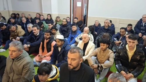 Bayram namazı tam 3 kez kılındı: Caminin duvarları tekbirlerle yankılandı!