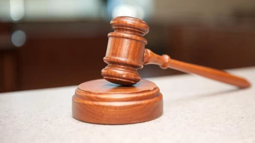 Kız öğrencisine cinsel istismarda bulunduğu iddia edilen kadın öğretmene hapis talebi