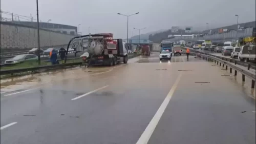 Çekmeköy’de dere yola taştı, trafik durdu