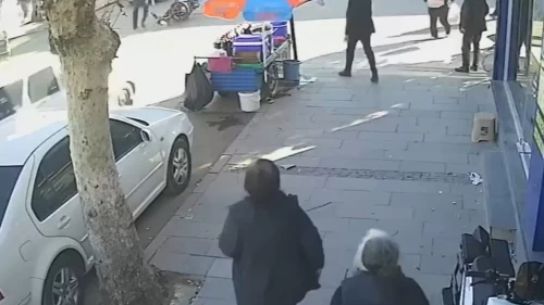 Kozan'da motosiklet ile otomobil çarpıştı: O anlar kamerada