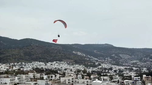 Bodrum'da Türk bayrağıyla yapılan uçuş izleyenleri hayran bıraktı