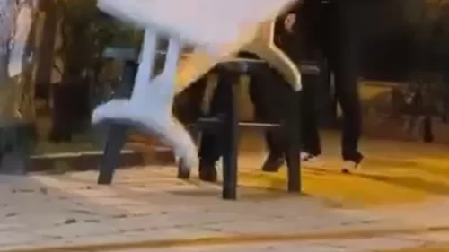 Küçükçekmece'de çocukların cami bahçesindeki masalara zarar verdiği anlar kamerada!