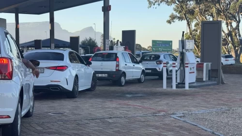 Güney Afrika'da akaryakıt fiyatları artıyor! Sürücüler istasyonlara akın etti, yakıt tükeniyor!