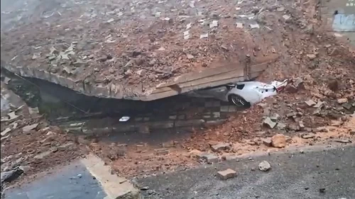 Yağmurun şiddeti istinat duvarını yıktı!