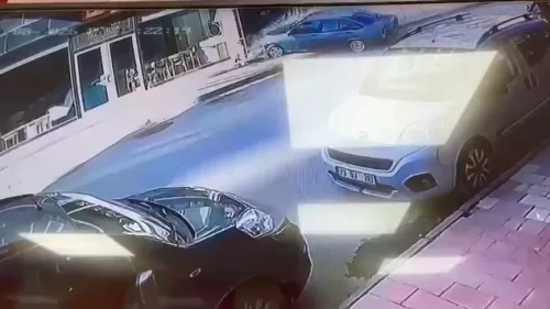 Otomobil mobilya mağazasına daldı! O anlar kameralarda