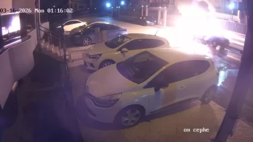 Park halindeki otomobil saniyeler içinde kül oldu!