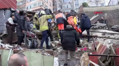 Fatih'te bina çöktü