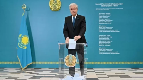 Kazakistan'da tarihi seçim! Yeni anayasa referandumla onaylandı