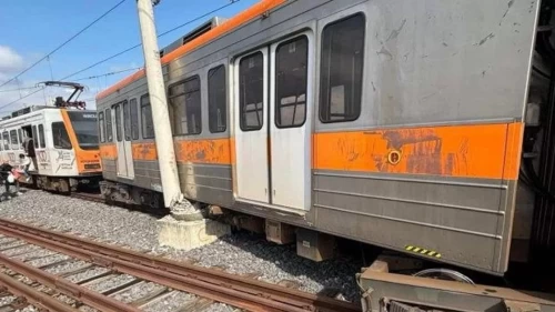 Metro raydan çıktı: Vagon direğe çarptı, yolcular tahliye edildi