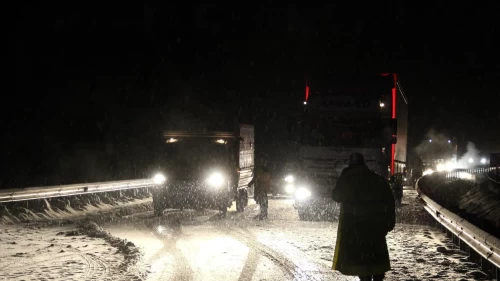 Kop Dağı Geçidi’nde kar ve tipi ulaşımı aksattı