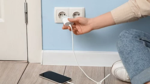 Şarj ederken yapılan 'Kılıf' hatası bataryayı bitiriyor mu?