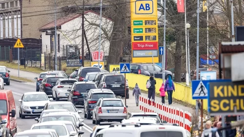 Sınırı geçip depoyu dolduruyorlar!