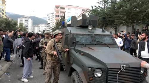 Saldırganın cenazesi okuldan zırhlı polis aracıyla çıkarıldı!
