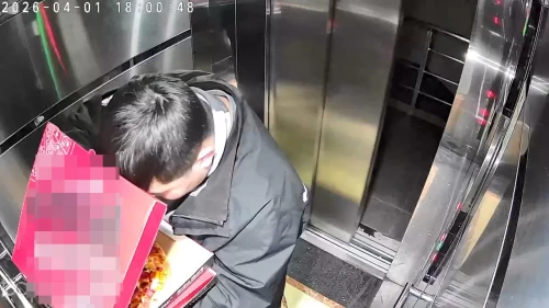 Kurye siparişi yedi, asansöre tuvaletini yaptı