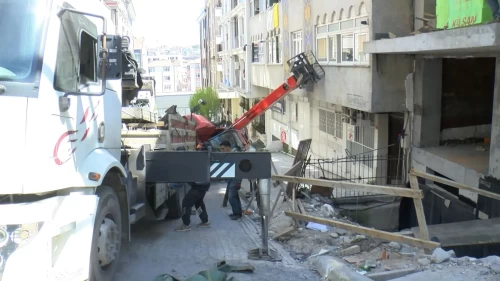 İş makinesi 4 aracı ezdi, bir binaya zarar verdi