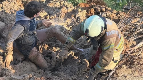 Göktürk’te çamura saplanan çocuğu polisler kurtardı!