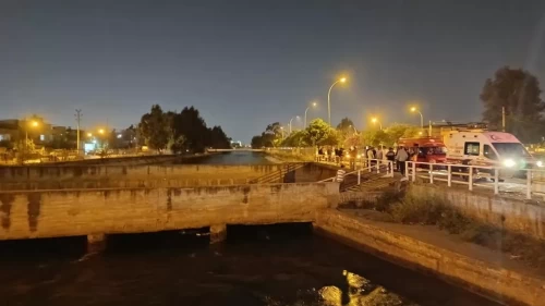 Arkadaşıyla otururken kanala düştü