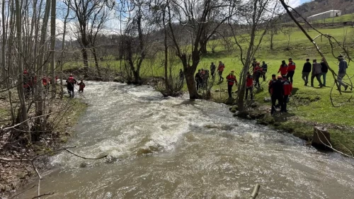 8 yaşındaki çocuk dereye düştü!