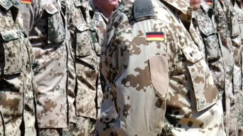 Almanya’da askerlik çağındaki erkeklere yurt dışı için ordu izni şartı