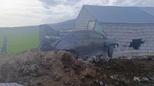 Van'da kontrolden çıkan otomobil duvara çarptı