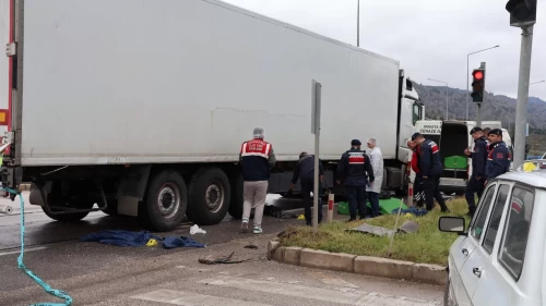 Annesinin kucağından fırlayan bebek tırın altında kaldı